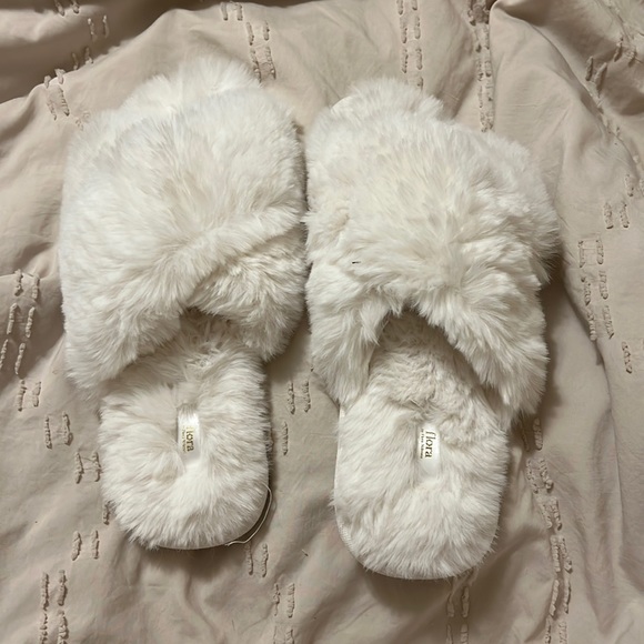 Flora Nikrooz Shoes - 🌿Flora Nikrooz white fuzzy slippers